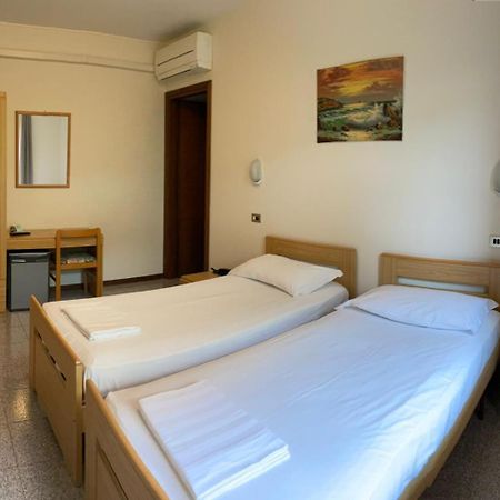 Garni Onda Torri Del Benaco Quarto foto